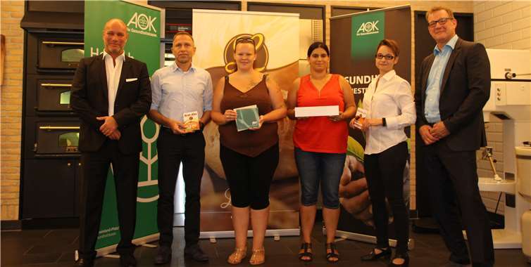 Bei der Preisübergabe: Christoph Loersch (AOK Bezirksgeschäftsführer) – Helmut Moll (Geschäftsführung „Die Lohner´s“) – D. Becker – J. Bertram – Christiane Götsch (Marketing „Die Lohner´s“) – Manfred Pesch (Abteilungsleiter Markt AOK). privat