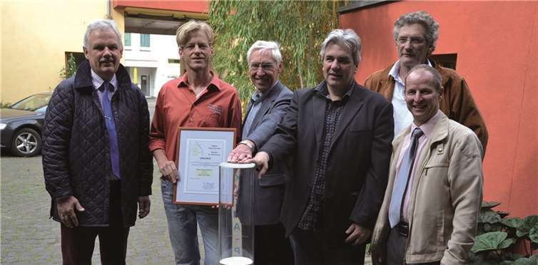 Bei der Preisübergabe: (v.l.) Bürgermeister Stefan Raetz, Klimapate Hanns-Georg Mostert, Hermann Schlagheck, Wolfgang Rösler, Hartmut Kirchner und Volker Ludwig. -Weigert-