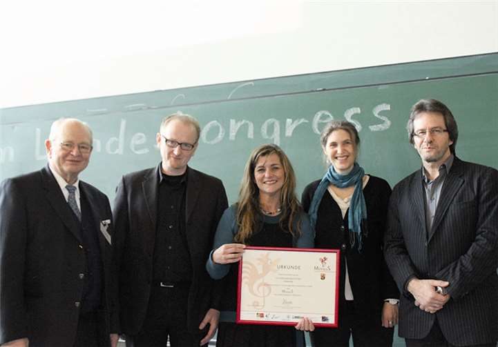 Bei der Preisverleihung v.li. Wolfgang Schmidt-Köngernheim (Projektkoordinator des Ministeriums: Kinder singen und musizieren), Frank Lefers (Intendant Staatsorchester Rheinische Philharmonie), Nikola Vater-Uhlich (Lehrerin Grundschule Karl d´Ester), Zoe Schempp (Konzertpädagogin Staatsorchester Rheinische Philharmonie), Heribert Christ (Rektor Grundschule Karl d`Ester). privat