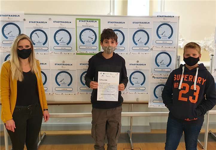 Bei der Preisverleihung: (v.l.n.r.) Schulleiterin Dr. Annette Gies, Tim Perlewitz und Melvin Dziuk. Foto: privat