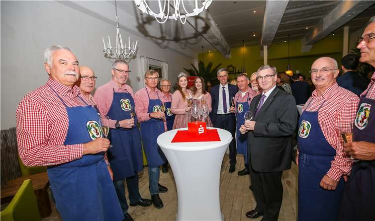 Bei der Preisverleihung waren die Lehmer Razejunge zuständig für den Ausschank der Siegerweine.