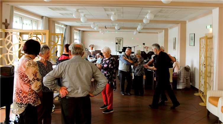 Bei der Premiere der „Breisiger TanZZeiT“ wurde kräftig das Tanzbein geschwungen. Die Wiederholung steigt am 17.04.2024 im Seniorenzentrum St. Josef.  Foto: Michael Lüdtke