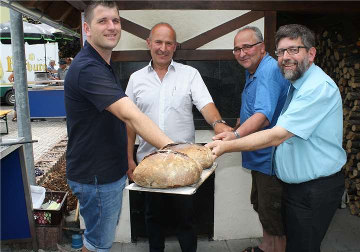 Bei der Premiere des Wirfuser Backesfestes durften neben denHobbybäckern Matthias und Josef auch OB Herbert Thönnes undBM Wolfgang Lambertz mit Hand anlegen.