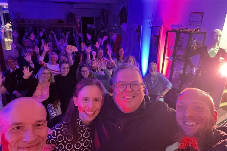 Bei der Premiere im vergangenen Jahr erhielt die Band begeisterte Ovationen am Ende eines wundervollen Abends im restlos ausverkauften Caritas-Kleiderladen.
