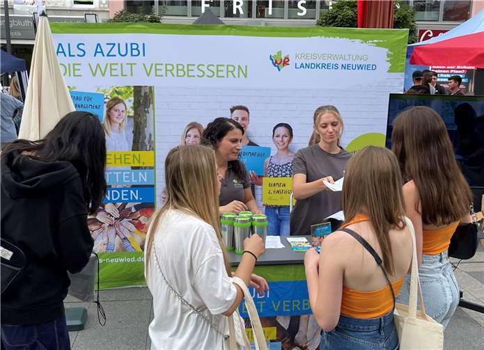 Bei der Premiere im vergangenen Jahr war an allen Ständen viel los. Die Kreisverwaltung ist daher natürlich auch bei der zweiten Auslage wieder mit einem eigenen Stand dabei und wirbt für eine Ausbildung im Kreishaus.