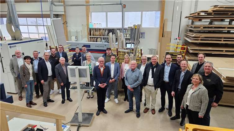 Bei der „Premiere“ in der Schreinerei Nelles: Bürgermeister Guido Orthen (Bildmitte) im Kreise der TeilnehmerInnen.  Foto: Christian Steinbach/Wirtschaftsförderung der Stadt Bad Neuenahr-Ahrweiler