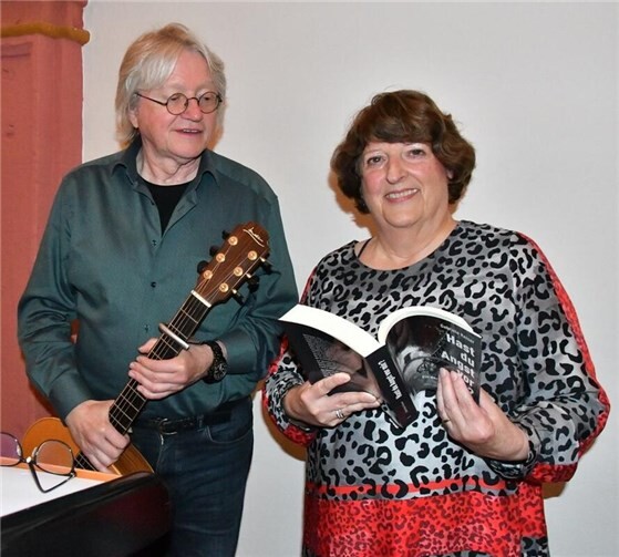 Bei der Premierenlesung wurde der Roman gemeinsam von Gabriele Keiser mit dem Sänger und Gitarristen Manfred Pohlmann präsentiert. Foto: privat