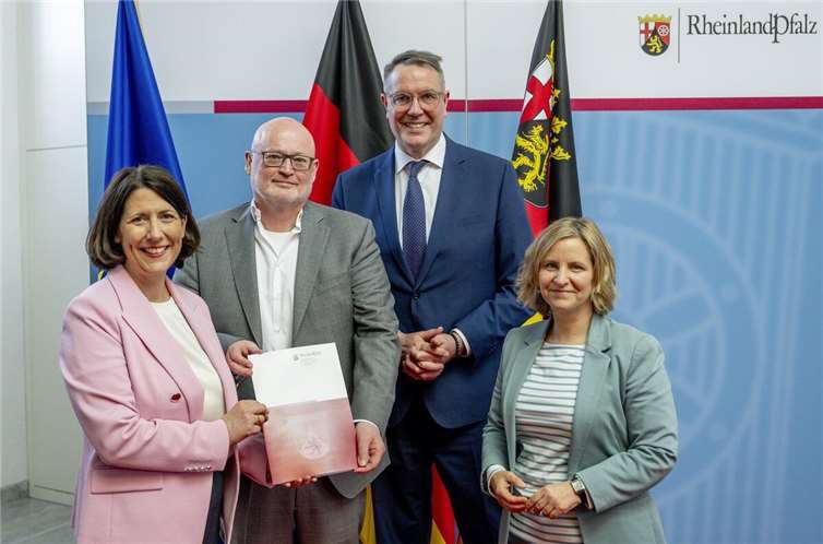Bei der Pressekonferenz übergab Wirtschaftsministerin Daniela Schmitt (l.) im Beisein von Ministerpräsident Alexander Schweitzer (2.v.r.) und Umweltministerin Katrin Eder (r.) einen weiteren Förderbescheid in Höhe von 50.000 Euro an Andreas Lambeck, Geschäftsführer des Ahrtal-Tourismus (2.v.l.)  Foto: Staatskanzlei RLP_Torsten Silz