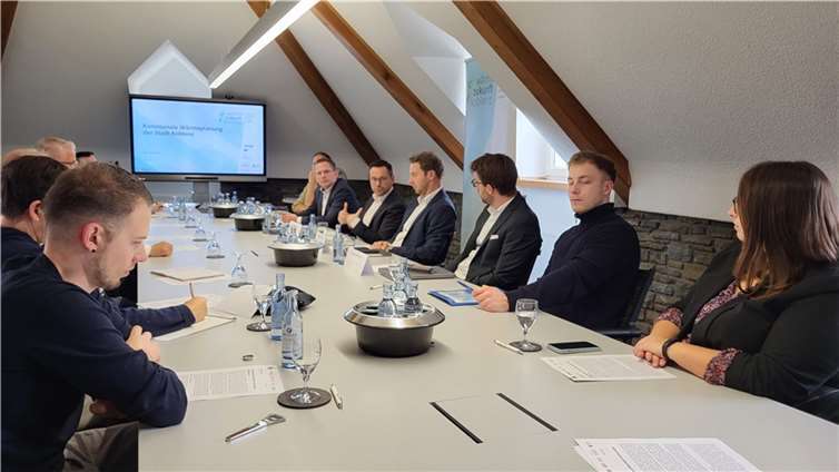 Bei der Pressekonferenz wurde der kommunale Wärmeplan zahlreichen Medienvertretern vorgestellt.