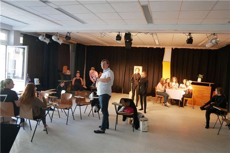 Bei der Probe des Musicals „Unser Weg“ im Musikraum des MGL gibt Leiter Tobias Lehmann Anweisungen nach hinten ans Mischpult, während die Darsteller der Szene geduldig warten.