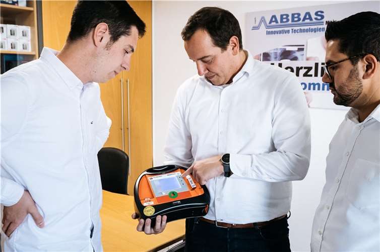Die Abbas Medizintechnik GmbH in Neuwied feiert dieses Jahr 30-jähriges Bestehen Bei der Produktschulung: T. Reufels, C. Zerwas und Z. Abbas.