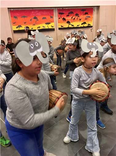 Bei der Projektwoche „Trommelzauber“ der Joseph-Kehrein-Schule in Montabaur gab der Trommelkünstler Thomas Soukou den Takt an  Foto: Joseph-Kehrein-Schule,Martin Annen
