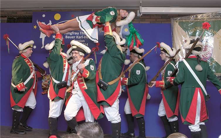 Bei der Prunksitzung der Karnevalsfreunde Merzbach-Neukirchen zeigten die Rheinbacher Stadtsoldaten Spaß und Können bei lustigen Hebefiguren.JOST