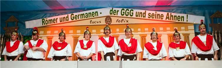 Bei der Prunksitzung der Karnevalsgesellschaft Grün Gold Gimmersdorf präsentierte sich der Elferrat als stolze römische Legionäre.