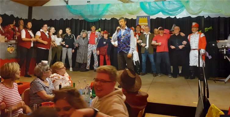 Bei der Prunksitzung des Karnevalsverein Burgenwar grandiose Stimmung beim Publikum garantiert. Fotos: privat