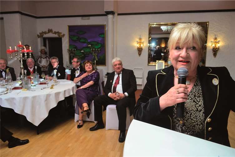 Bei der RKK Gala sang Fastnachtsikone Margit Sponheimer ihre bekannten Karnevalsevergreens