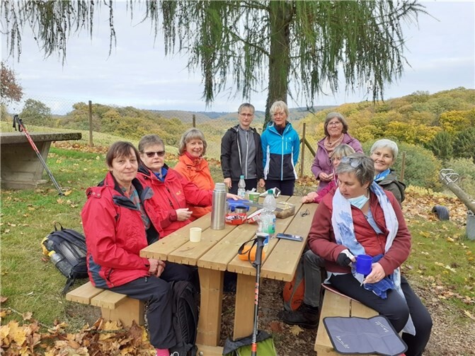 Bei der Rast, bei der wieder viele Leckereien aus den Rucksäcken ausgepackt wurden, kamen aus der grauen Wolkendecke einige Sonnenstrahlen.Foto: privat