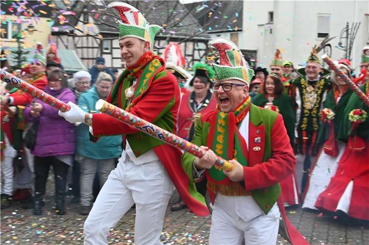 Bei der Rathauserstürmung in Ochtendung kamen auch Konfetti-Kanonen zum Einsatz.