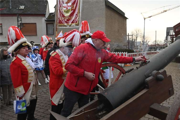 Karneval wird zur Familienangelegenheit Bei der Rathauserstürmung wurde schweres Geschütz aufgefahren.