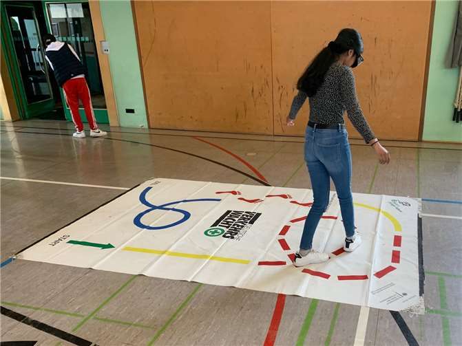 Bei der Rauschbrille mussten die Schüler einen Parcours bewältigen.