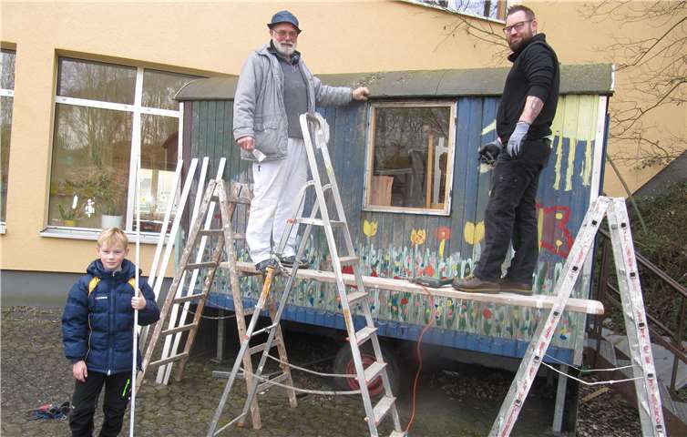 Bei der Renovierung des Bauwagens halfen viele mit.privat