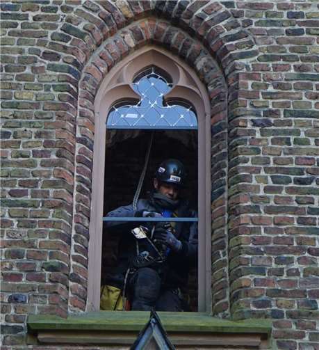 Bei der Restaurierung der Kirchenfenster in der Pfarrkirche St. Laurentius Nentershausen kamen unter anderem Industriekletterer zum Einsatz, um Teile der Arbeiten in luftiger Höhe zu erledigen. Foto: Alfred Lenz/Kirchengemeinde Nentershausen