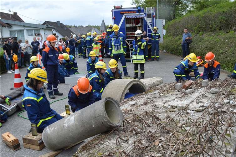 Bei der Rettung einer unter Beton eingeklemmten Person arbeiteten mehrere Jugendfeuerwehren und das Jugend-THW aus Montabaur Hand in Hand. Mit Erfolg: Der „Verletzte“ konnte schnell befreit werden. Die Besucher verfolgten die Übung mit großem Interesse.