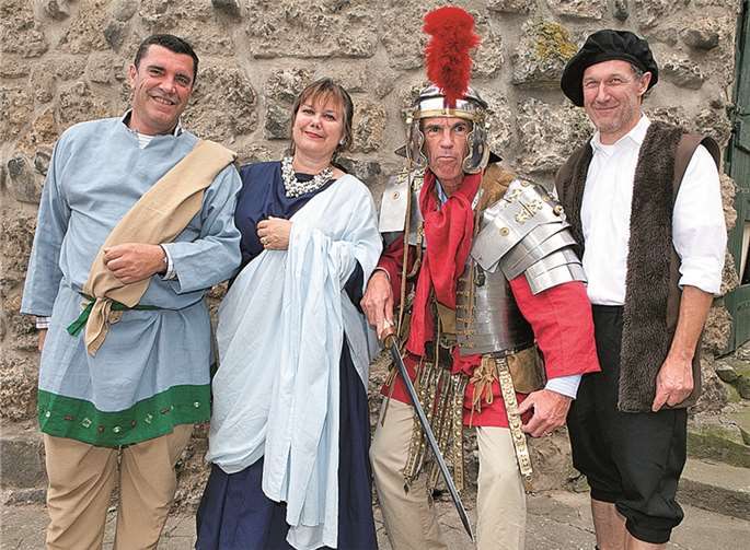 Bei der Römer-Wanderung des Wandervereins Wachtberg trafen die Wanderer unterwegs unter anderem auf (v. l.) einen ripuarischen Rebellen, eine römische Offiziersgattin, einen römischen Auxiliar sowie einen mittelalterlichen Baumeister. Jost