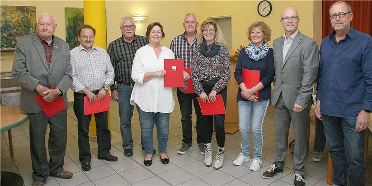 Bei der SPD-Mitgliederversammlung konnten Vorsitzender Dirk Meid (2.v.r.) und Fraktionsvorsitzender Helmut Sondermann (r.) auch zahlreiche Ehrungen verdienter Mitglieder vornehmen. Fotos: WE