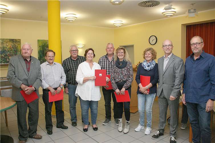 Bei der SPD-Mitgliederversammlung konnten Vorsitzender Dirk Meid (2.v.r.) und Fraktionsvorsitzender Helmut Sondermann (r.) auch zahlreiche Ehrungen verdienter Mitglieder vornehmen. Fotos: WE