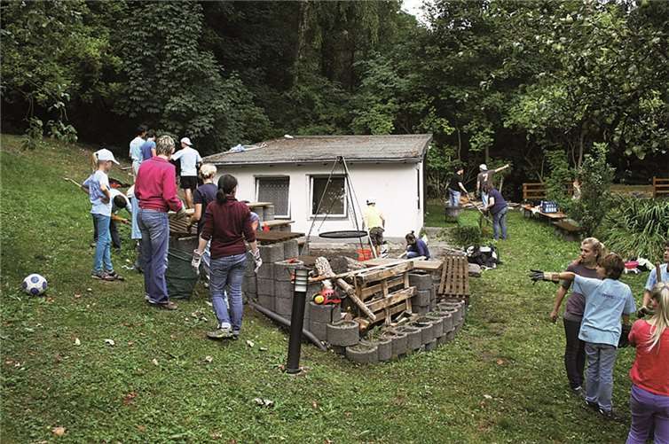 Bei der Sanierung des Jugendtreffs im Pfarrgarten packten viele freiwillige Helfer aus der Pfarrei St.Cyriakus aus Mendig kräftig mit an und verwandelten den ehemaligen Hühnerstall in eine Begegnungsstätte für Kinder und Jugendliche - Pastor Ralph Birkenheier befestigte das RWE-Schild . privat