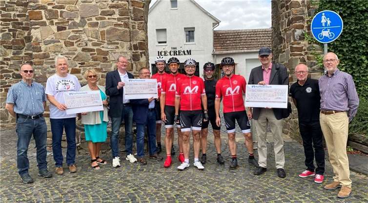 Bei der Scheckübergabe: Bruno Weber (Bauunternehmung Thd. Weber - v.li), Stefan Raetz und Marlies Maruschke (beide Lions-Club Bonn-Rhenobacum), Dr. Georg Kovermann und Wilfried Kappler (beide Rotary-Club Bonn-Rheinbach), Tobias Arens, Bert Scheel, Bernhard Martin, Michael Eumes, Martin Kohlhaas (die Kilometersammler), Bürgermeister Ludger Banken (Bürgerstiftung „Wir für Rheinbach“) Josef Göttlicher (RSC Rheinbach), und Josef Fleige (baupartner GmbH).Foto: RSC Rheinbach