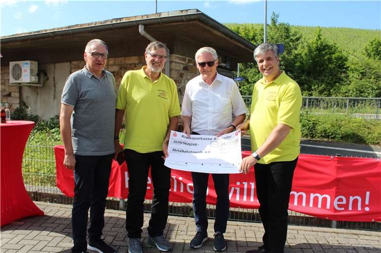 Bei der Scheckübergabe: Edgar Steinborn, Wolfgang Groß, Dieter Zimmermann, Uli Stumm.  Foto: wite