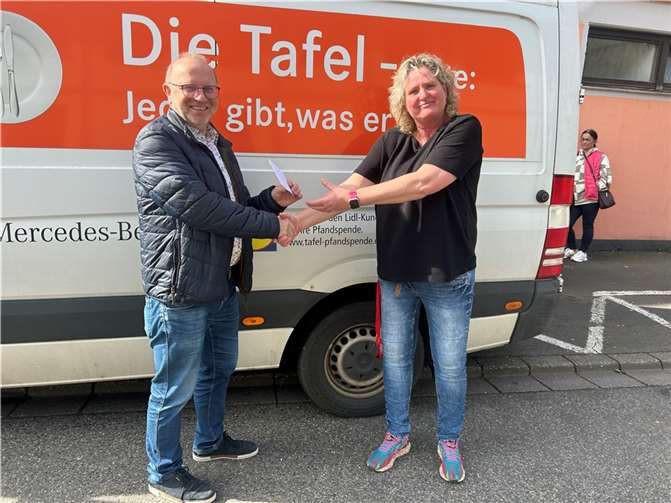 Bei der Scheckübergabe. Foto: Josef Darscheid