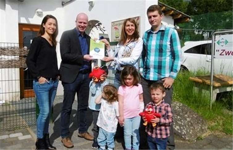 Bei der Scheckübergabe: Frau Karaszkiewicz (Town & Country - v.li.n.re.), Herr Deutsch (Stiftungsbotschafter), Frau Nobel (Kitaleiterin) und Herr Thormann (Vertreter des Elternausschusses).Foto: Kita „Zwergentreff“