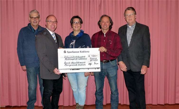 Bei der Scheckübergabe: Klaus Perscheid (v.li.n.re.), Rainer Schäfer, Eva Pfitzner, Werner Huffer-Kilian und Eduard Brust. privat