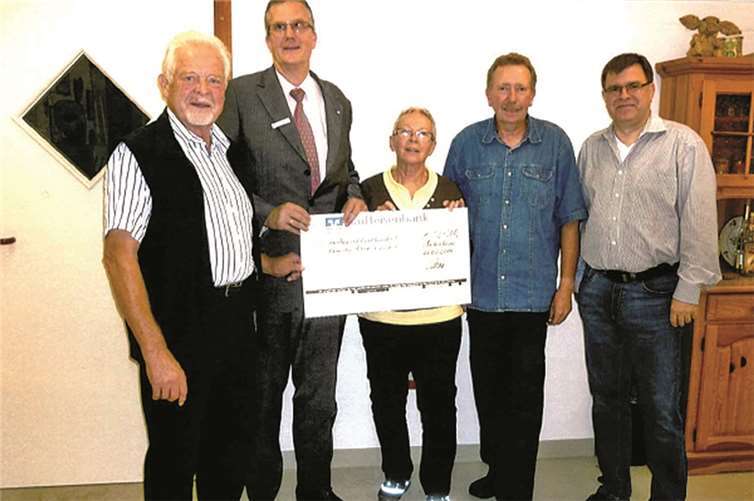 Bei der Scheckübergabe Martin Küster (v.li.), Heinz Brun, Rosemarie Künkler, Dieter Brinkhaus und Thomas Eckern. privat