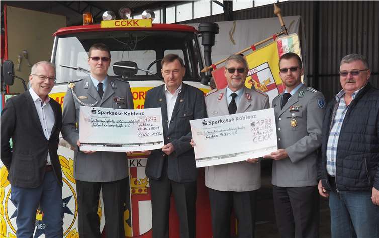 Bei der Scheckübergabe:. Oberstabsapotheker a.D. Dr. Dr. rer. Nat. Claus-Michael Lommer (v.li.), Oberfeldwebel Florian Dudziak, Generalarzt a.D. Prof. Dr. Dr. Erhard Grunwald, Oberstleutnant d. R. Roderich Thien, Hauptmann Manuel F. Schuchardt und Stabsfeldwebel d. R. Norbert Schmitt. Foto: -HH-