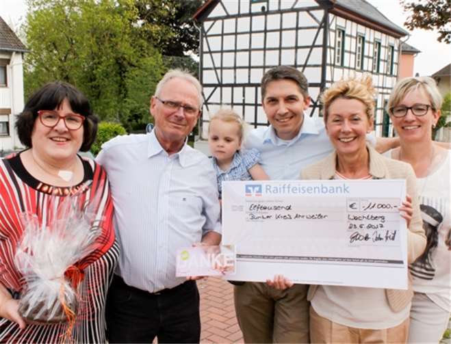 Bei der Scheckübergabe: Ruth Thelen (Spielleitung), Paul Caspari (übersetzt ins Rheinische), Jochen Schmitz mit Tochter (1. Vorsitzender und Schauspieler), Inka Orth und Anja Goertz (Maske) (v. l.).privat