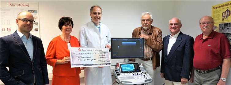Bei der Scheckübergabe: Thomas Schulz (v.li., Geschäftsführer Krankenhaus), Annegret Geyer (Kassenverwalterin Hilfsverein), Dr. Andreas Franke (Chefarzt Unfall- und Orthopädische Chirurgie), Rainer Hummel (Vorsitzender Hilfsverein), Rolf-Peter Leonhardt (Verwaltungsratsvorsitzender Krankenhaus), Wilfried Göbler (Stv. Vorsitzender Hilfsverein). privat