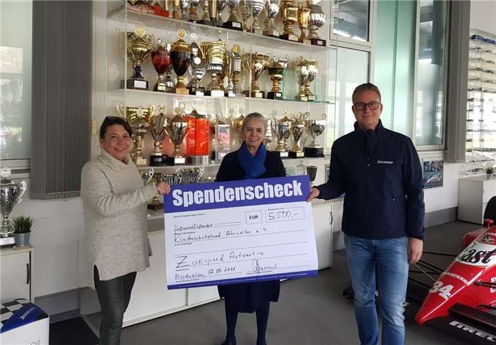 Bei der Scheckübergabe: Ulrike Ring-Scheel (v.li.n.re.), Lucinda Spielmanns und Philipp Zakowski. Foto: privat