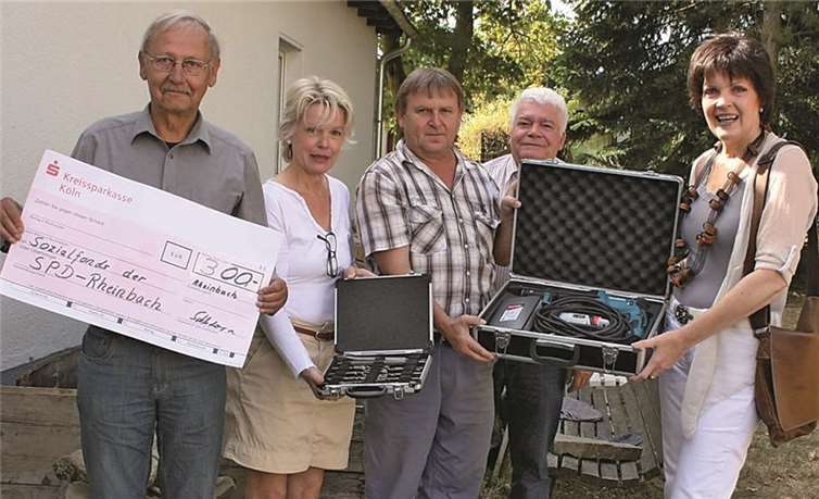 Bei der Scheckübergabe Walter Langer, Siglinde Weger, Vladimir Zuizin, Werner Gerhards und Martina Koch (v.li.n.re.). privat