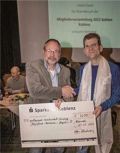 Bei der Scheckübergabe an Bernd Otto, vom Verein Rheinland-Lorraine-Nepal, erhielt Klaus Blankenberg als besondere Auszeichnung einen Gebetsschal aus Nepal.  privat.