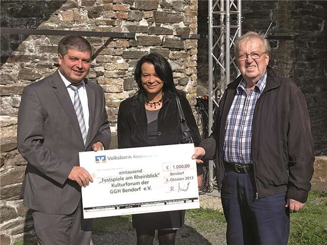 Bei der Scheckübergabe an den historischen Eisenerzröstöfen (v.li.): Ralf Weinand, Heike König und Peter Lindemann. Pressebild Volksbank