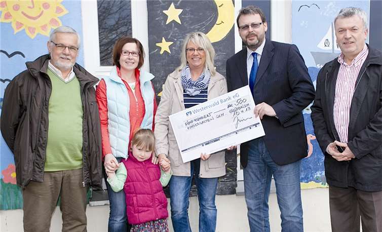 Bei der Scheckübergabe des Arbeitskreises „Ortsbild/Ortsstruktur“ von links: Norbert Lohse, Petra Böhm, Klara, Beate Schüler-Noll, Axel Dierdorf und Bürgermeister Uwe Engel.