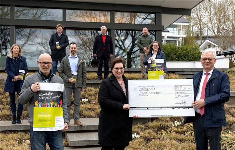 Bei der Scheckübergabe: (erste Reihe - v.l.n.r.): Frank Simon (Teamleiter Flexible Hilfen im Haus für Jugend und Familienhilfe Westerwald), Alexandra Khan (Kreisverwaltung Montabaur), Georg Huf (LC Bad Marienberg), (zweite Reihe - v.l.n.r.): Doris Kohlhas (LC Bad Marienberg), Alexander Kolling (Landesverband DRK), Barbara Hombach (LC Bad Marienberg), (hintere Reihe - v.l.n.r.): Hjalmar Menk (LC Bad Marienberg), Rudolf Schwan (LC Westerwald) und Mike Bender (LC Altenkirchen-Friedrich Wilhelm Raiffeisen). Foto: Röder-Moldenhauer