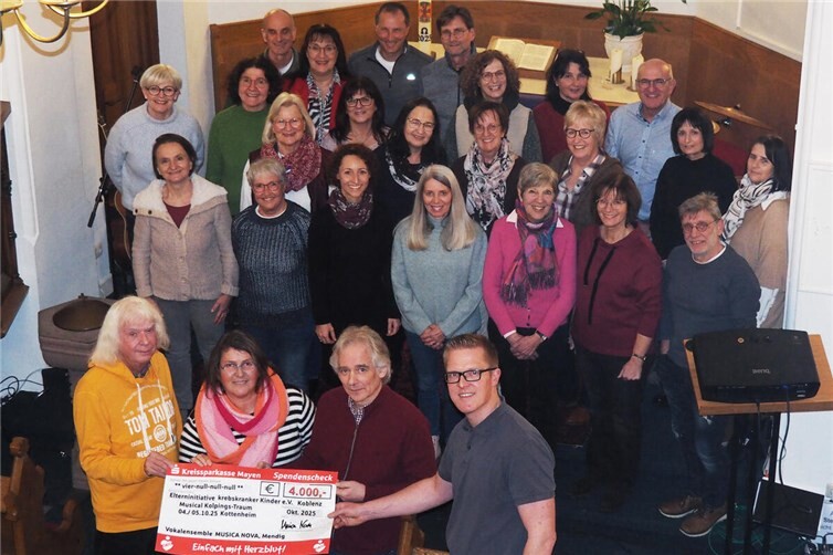 Bei der Scheckübergabe freuten sich auch die Mitglieder des Chores „Musica Nova“. Vordere Reihe v.l. Sönke und Beate Schütze, Gerd Schlaf und Pfarrer André Beetschen. Foto: BS