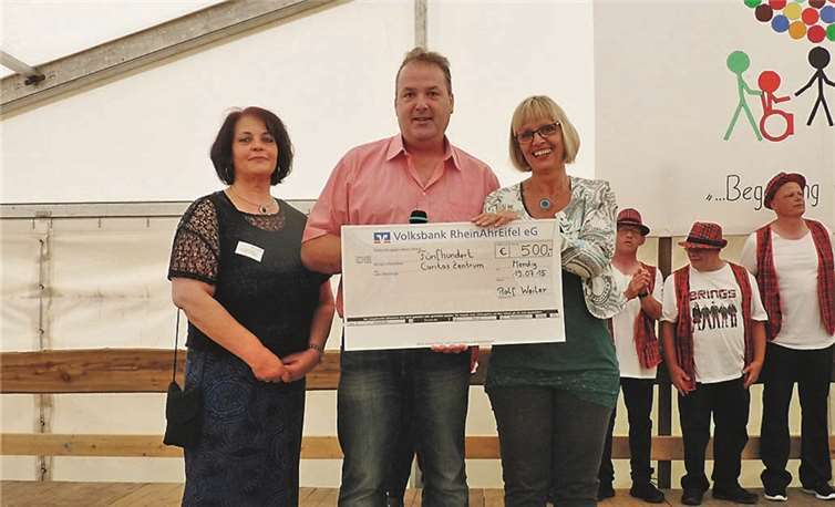 Bei der Scheckübergabe im Festzelt (v.l.): Astrid Klasen, Ralf Weiler und Klaudia Racke-Hackenbruch. Caritas Zentrum, Mendig