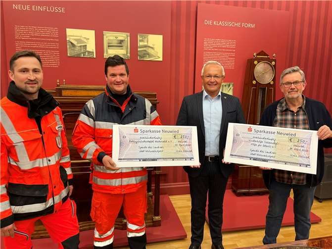 Bei der Scheckübergabe im Roentgen-Museum: v.li. Carsten Groth, Stefan Eutebach, Landrat Achim Hallerbach und Hans-Peter Weißenfels. Quelle: Kreis Neuwied