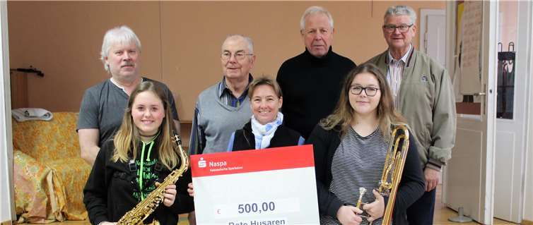 Bei der Scheckübergabe konnten sich die Gremiumsmitglieder auch gleich von der professionellen Probenarbeit des Vereins überzeugen.Foto: Bürgerstiftung Bad Ems